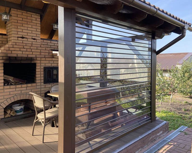 białe rolety natynkowe na barakach